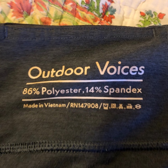 Outdoor Voices 3/4 Warm Up Leggings in black - Picture 3 of 4